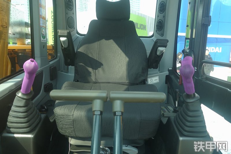 现代R75BVS挖掘机局部