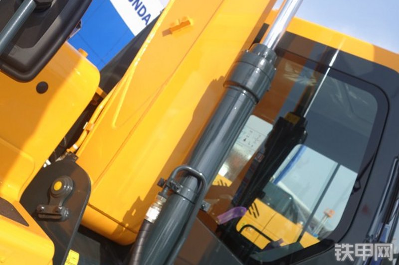 现代R75BVS挖掘机局部