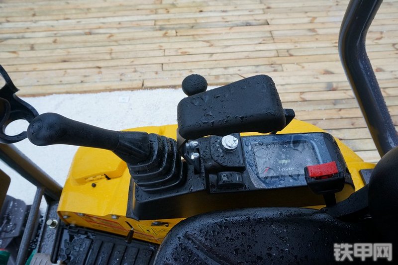 雷沃重工FR18E-U挖掘机局部