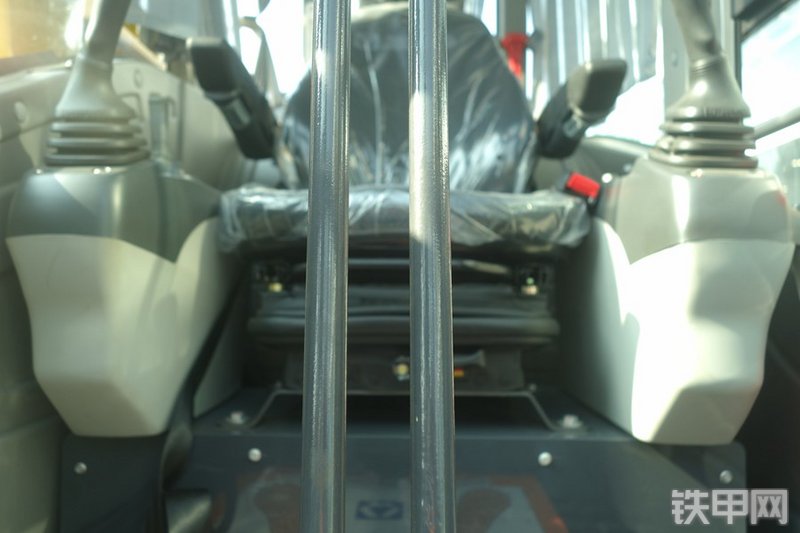 徐工XE75D挖掘机局部