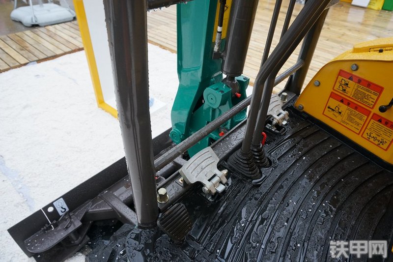 雷沃重工FR18E-U挖掘机局部