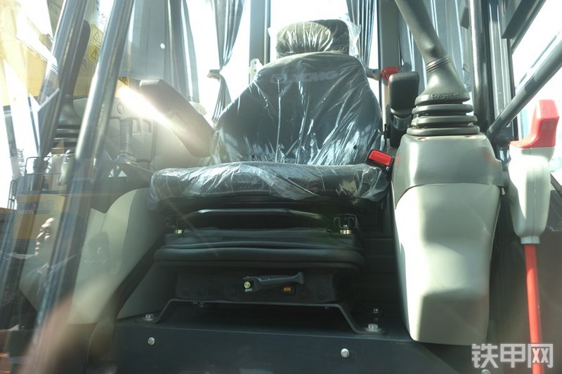 徐工XE75D挖掘机局部