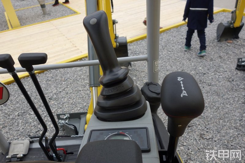 威克诺森EZ17挖掘机局部