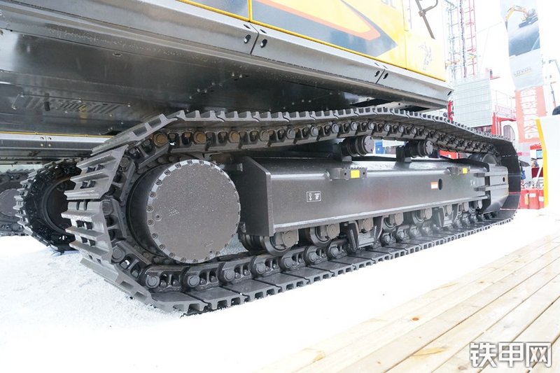 雷沃重工FR370E挖掘机局部