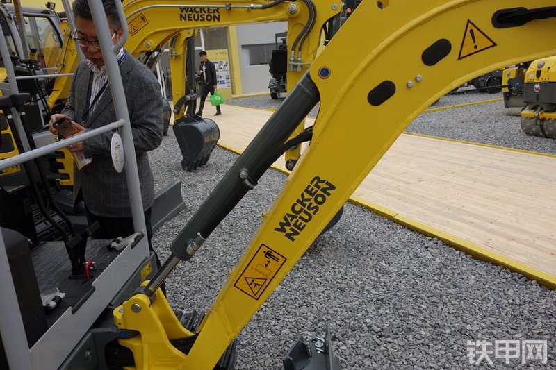 威克诺森EZ17挖掘机局部