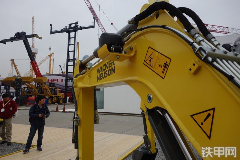 威克诺森EZ28挖掘机局部