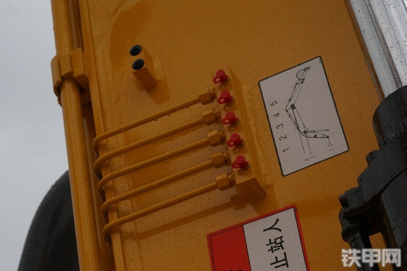 雷沃重工FR170E挖掘机局部