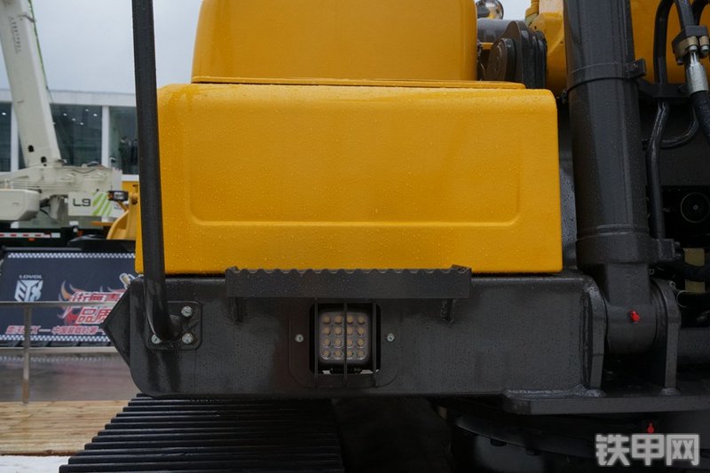 雷沃重工FR220E挖掘机局部