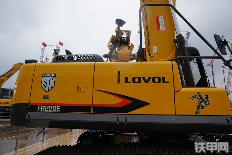 雷沃重工FR220E挖掘机整机外观