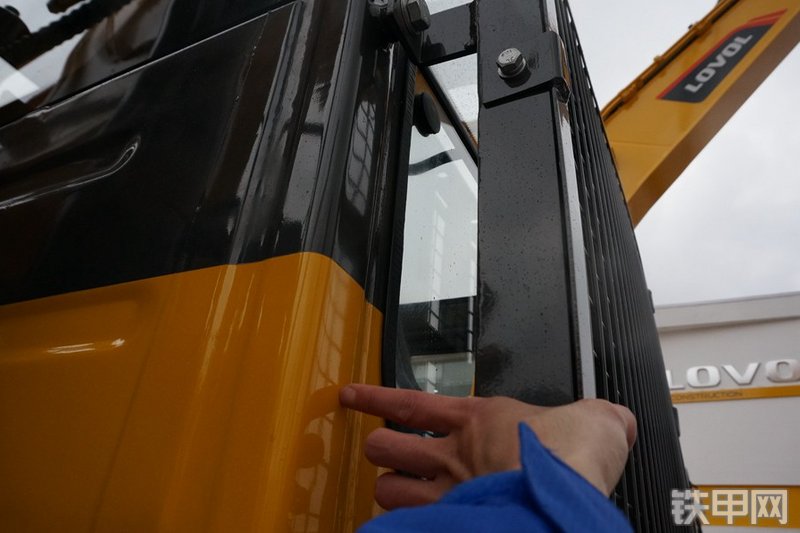 雷沃重工FR370E挖掘机局部
