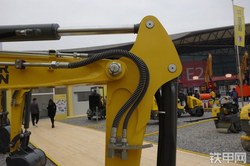 威克诺森EZ28挖掘机局部