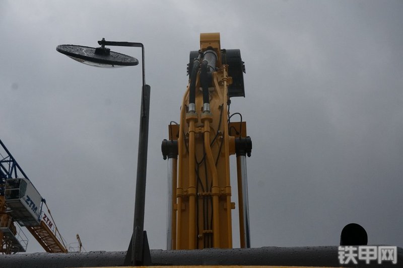 雷沃重工FR220E挖掘机局部