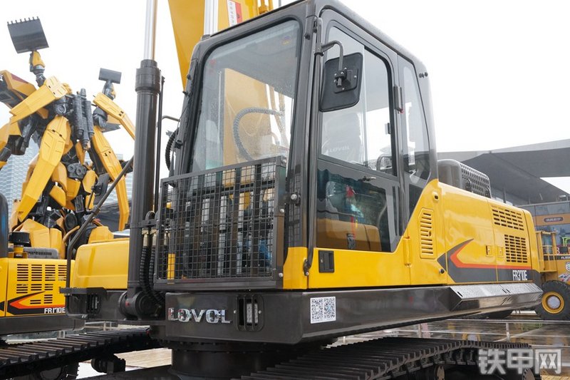 雷沃重工FR370E挖掘机整机外观