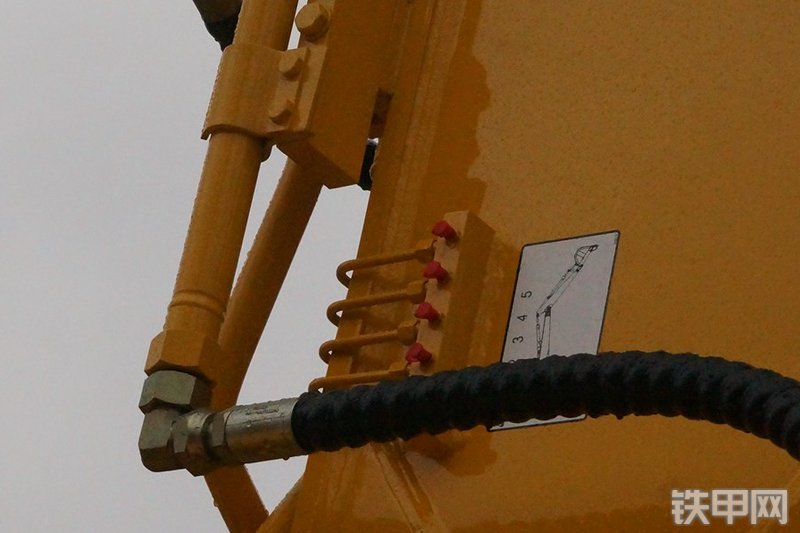 雷沃重工FR370E挖掘机局部