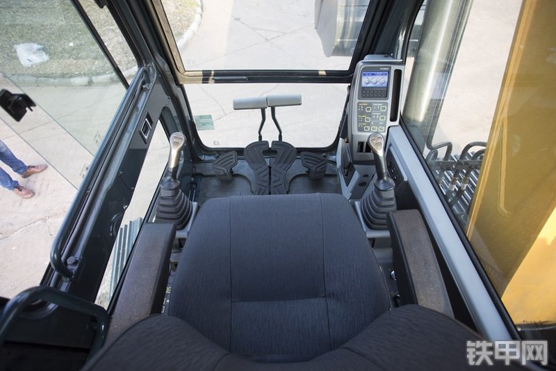 现代R110VS挖掘机局部