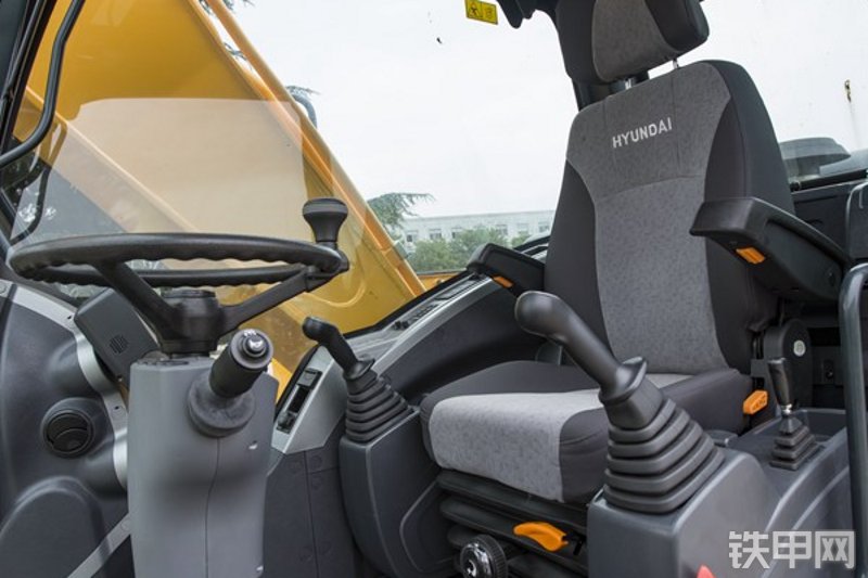 现代R210WVS挖掘机局部