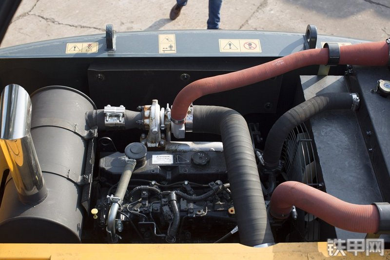 现代R110VS挖掘机局部