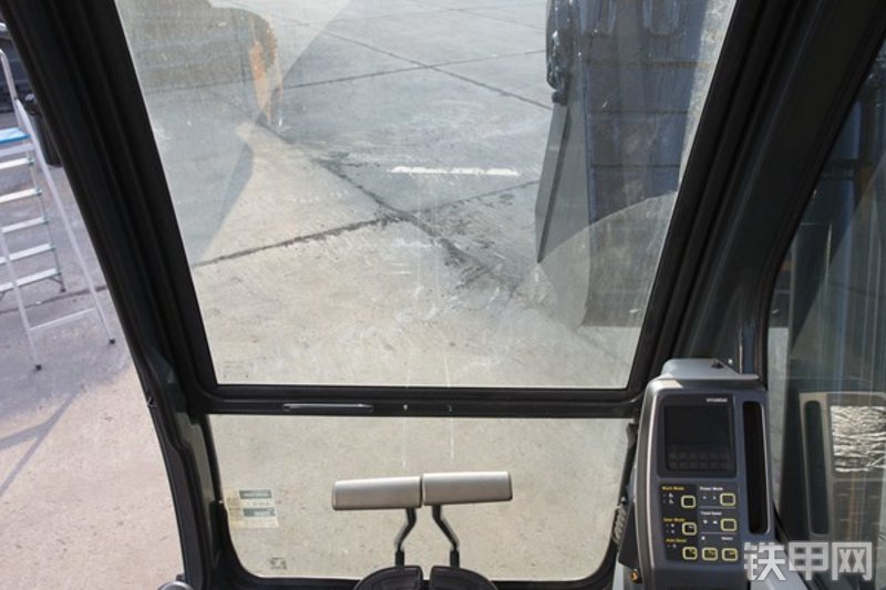 现代R110VS挖掘机局部