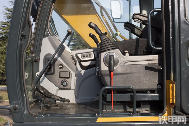 现代R110VS挖掘机局部