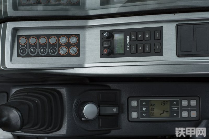 现代R210WVS挖掘机局部