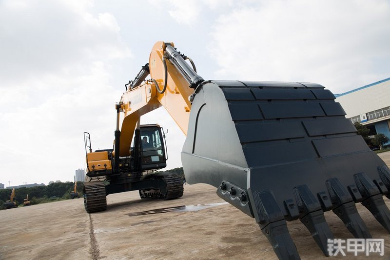 现代R350LVS挖掘机整机外观