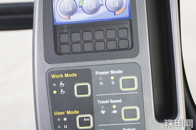 现代R110VS挖掘机局部