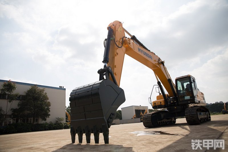 现代R350LVS挖掘机整机外观