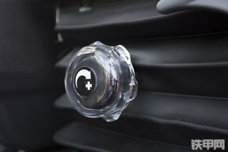 现代R110VS挖掘机局部