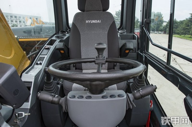 现代R210WVS挖掘机局部