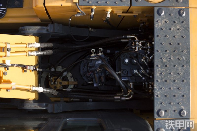 现代R110VS挖掘机局部