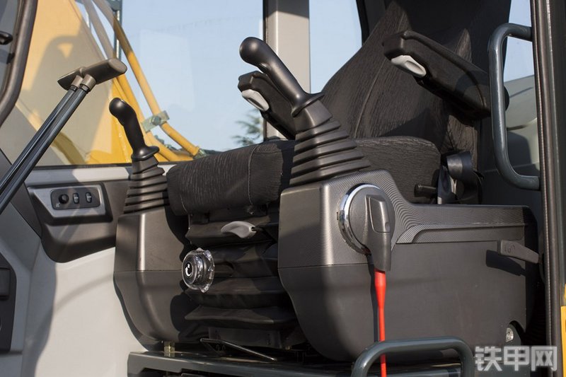 现代R110VS挖掘机局部