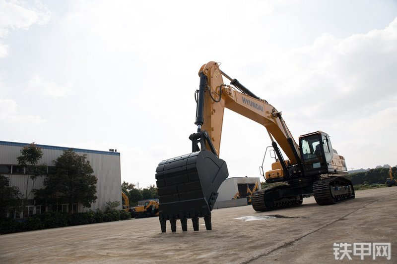 现代R350LVS挖掘机整机外观