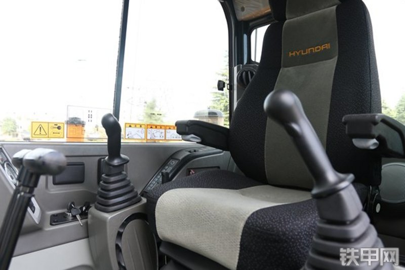 现代R 60VS挖掘机局部