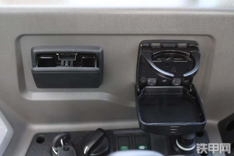 现代R 60VS挖掘机局部