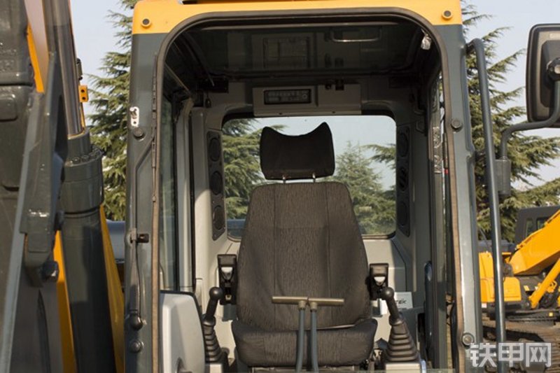 现代R110VS挖掘机局部