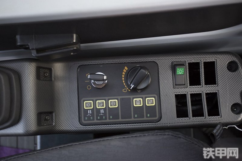 现代R110VS挖掘机局部