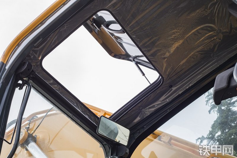 现代R210WVS挖掘机局部