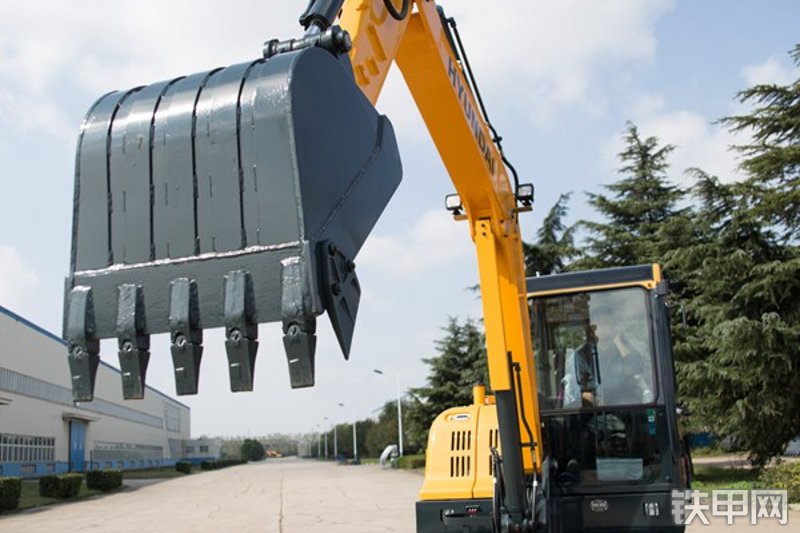 现代R 60VS挖掘机整机外观