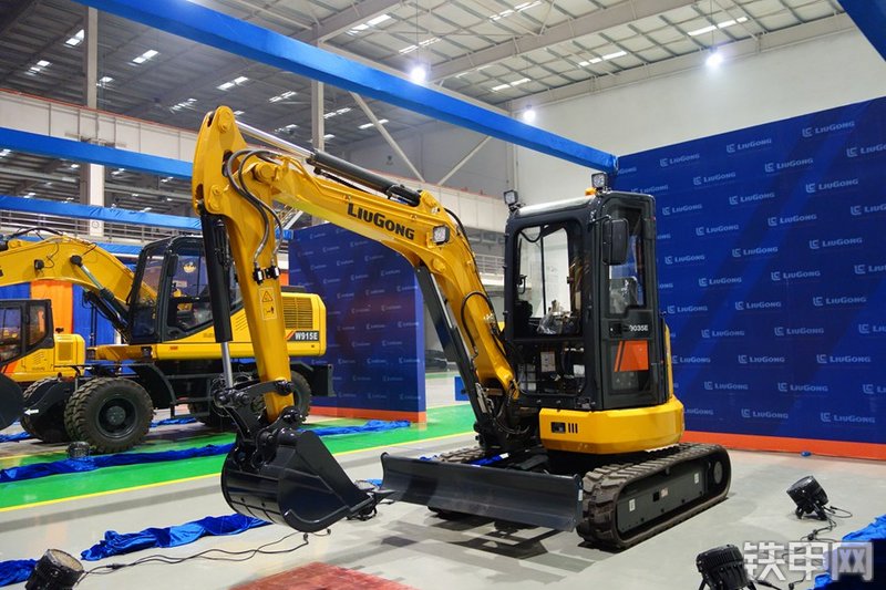 柳工CLG9035E挖掘机整机外观