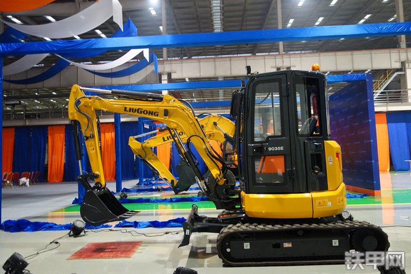 柳工CLG9035E挖掘机整机外观