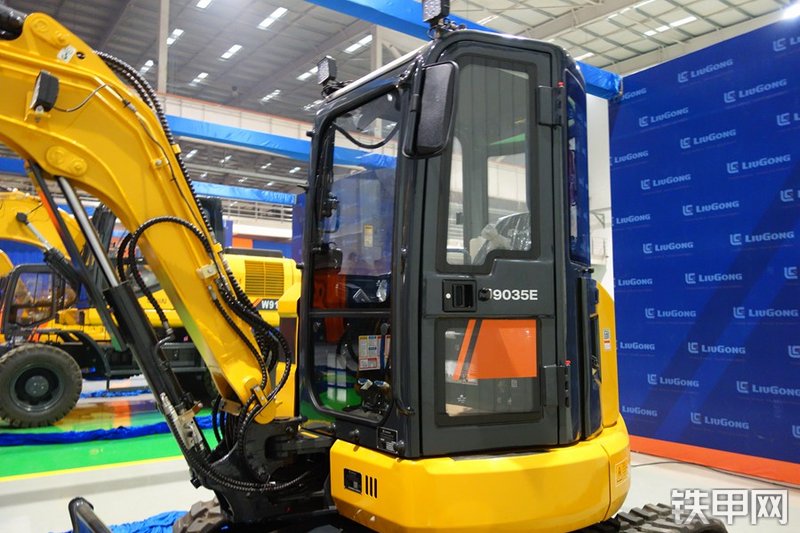 柳工CLG9035E挖掘机局部