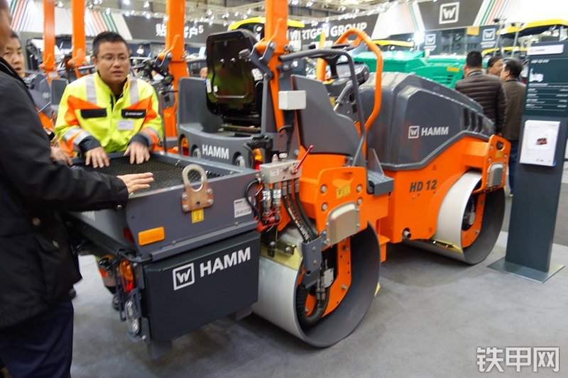 悍马HD12VV压路机整机外观