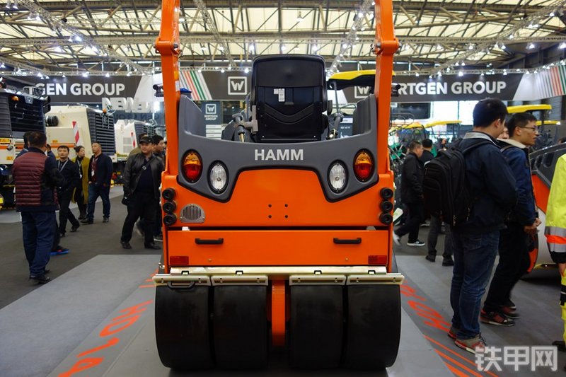 悍马HD14TT压路机整机外观