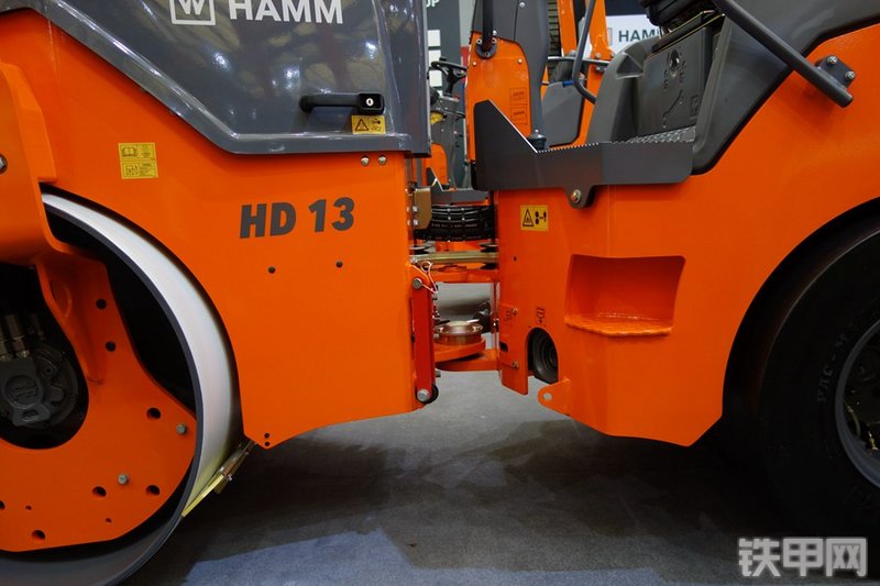 悍马HD13VT压路机整机外观