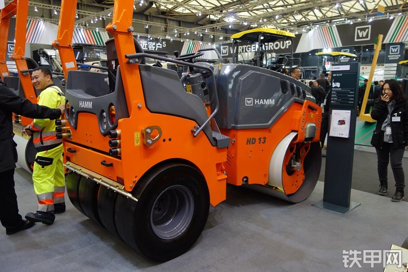 悍马HD13VT压路机整机外观