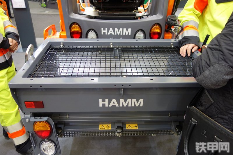 悍马HD12VV压路机局部