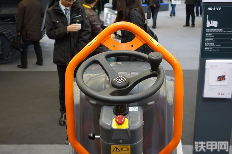 悍马HD8VV压路机局部