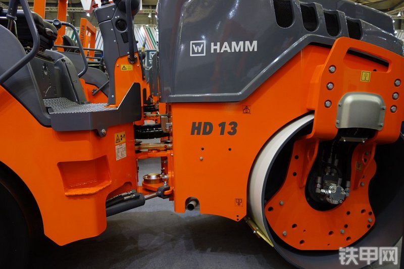 悍马HD13VT压路机整机外观