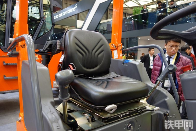 悍马HD10VV压路机局部