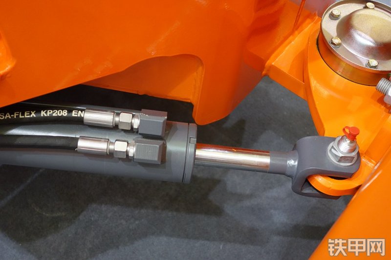 悍马HD13VT压路机局部